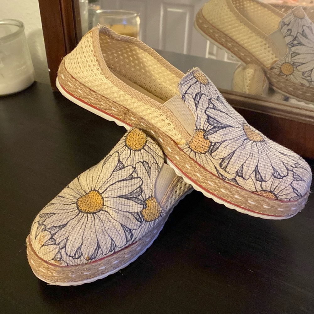 Goby brand daisy espadrilles size 39 EU.